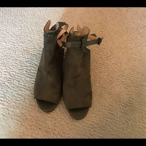 Ladies shoes , olive green, size 10
